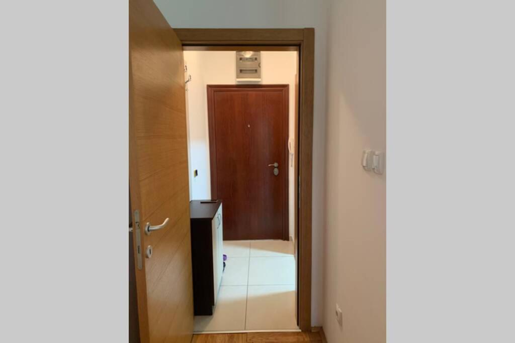 Renovated Cozy Studio 7 At Top Location - Available For Long Term Rentals Novi Sad Exterior foto